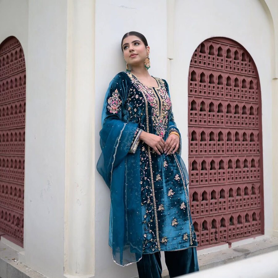 NEW ARRIVAL VISCOSE VELVET EMBROIDERY SEQUENCE MOTI WORK TOP PALAZZO