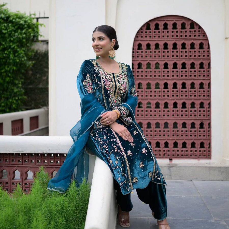 NEW ARRIVAL VISCOSE VELVET EMBROIDERY SEQUENCE MOTI WORK TOP PALAZZO